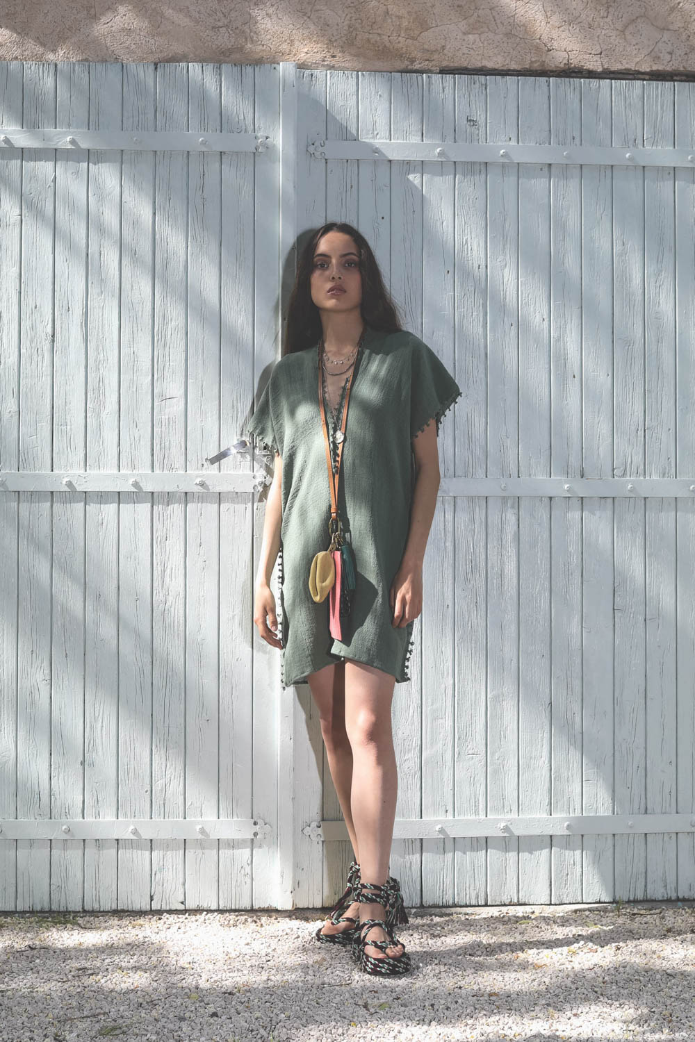 Robe courte en gaze de coton vert agave Achi Caravana. Porté face. 