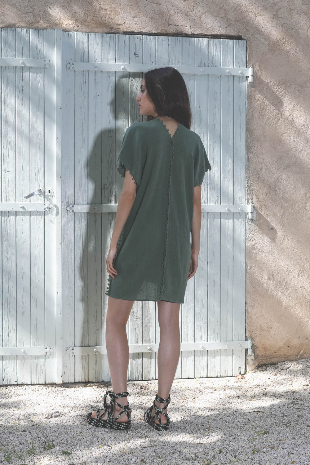 Robe courte en gaze de coton vert agave Achi Caravana. Porté dos.