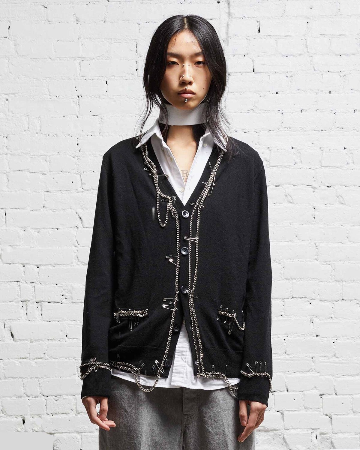 Cardigan noir avec chaines et épingles à nourrices R13 Denim. Porté face.