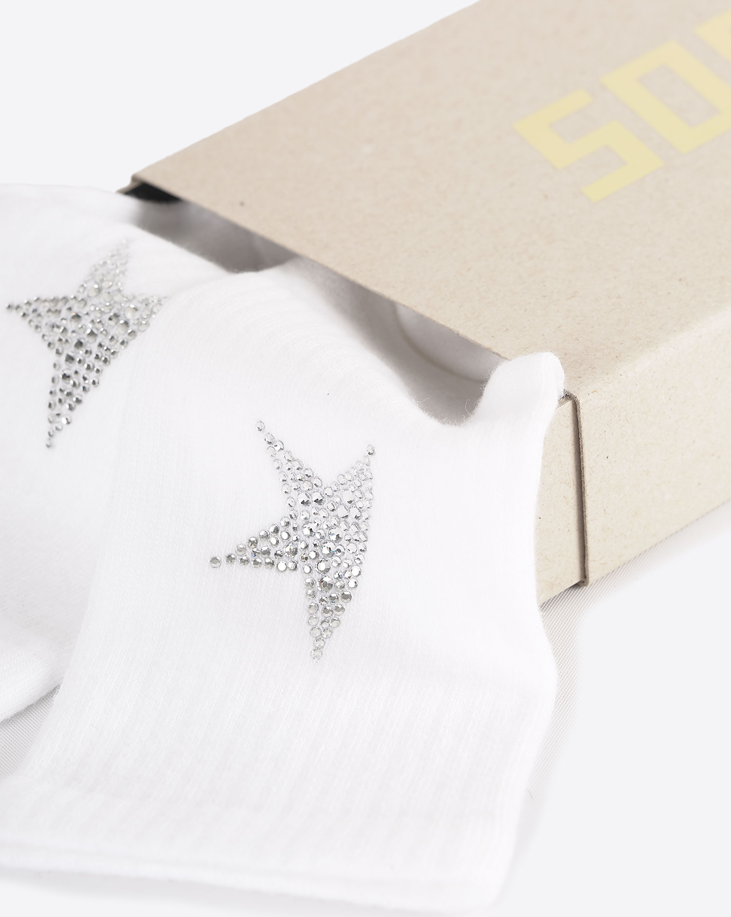 Produit Chaussettes blanches une étoile en strass argent derrière la cheville Golden Goose. Présentées dans une boite GGDB.