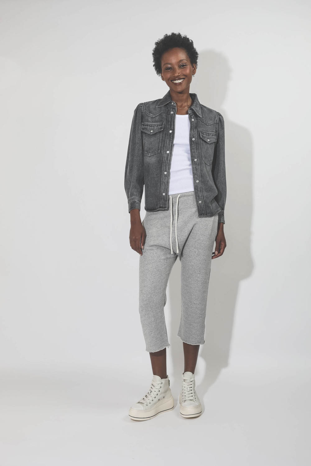 Chemise en denim fluide gris Tahisse Isabel Marant Etoile. Porté ouverte.