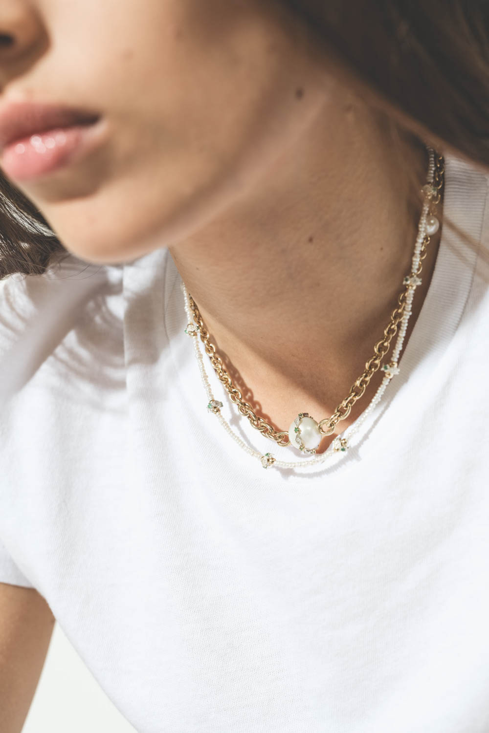 Collier ras du cou chaine en or et perle d'eau douce émeraude Chelsea N°3 Pascale Monvoisin. Porté avec un collier fin en perles d'eau douce.