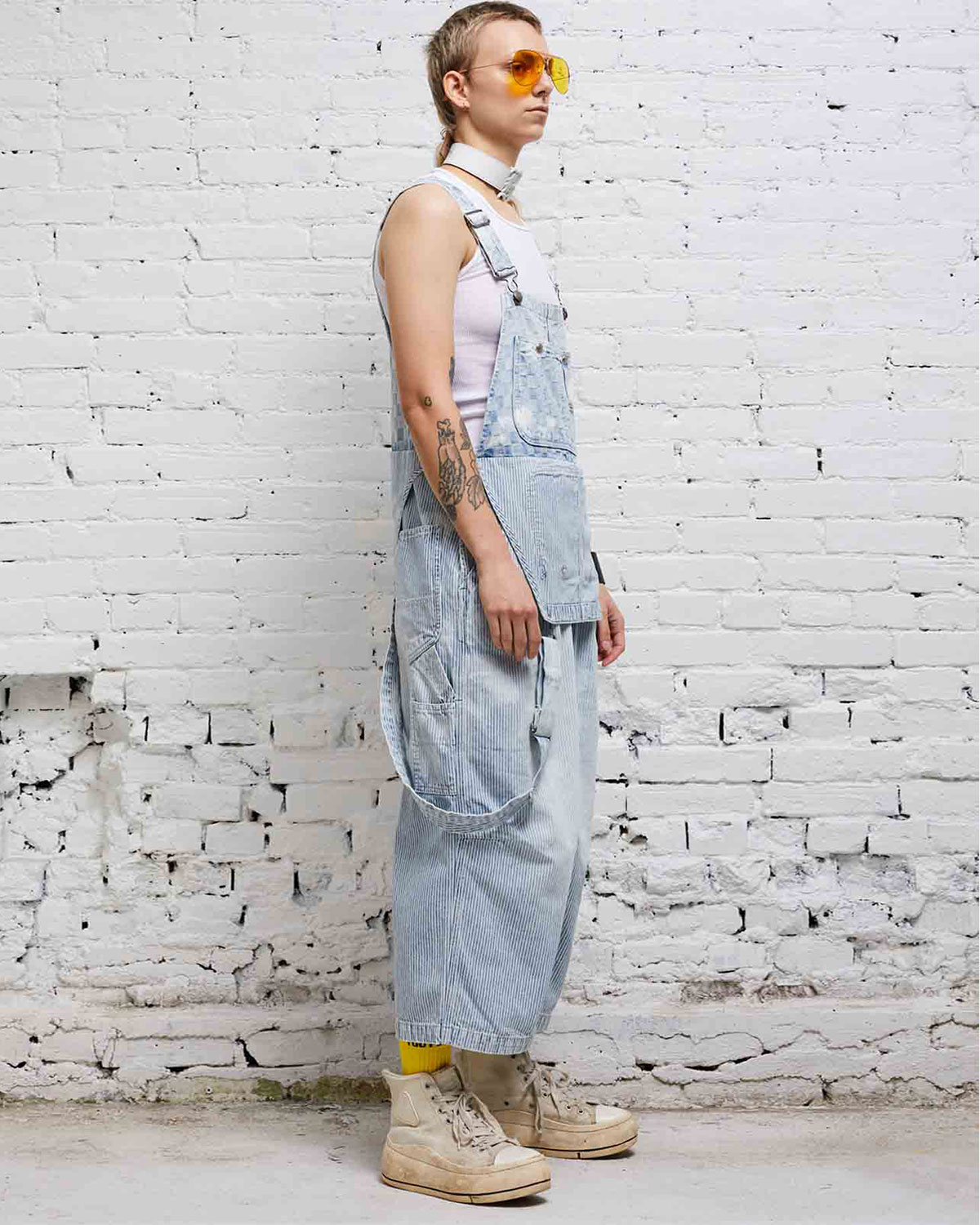 Salopette double rayures et carreaux bleue ciel Double Bib Cropped Overall Hickory R13. Porté profil.