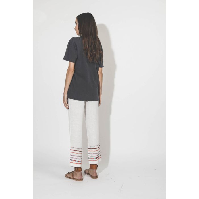 Pantalon en coton blanc bas de jambe brodé Alix of Bohemian. Porté dos.