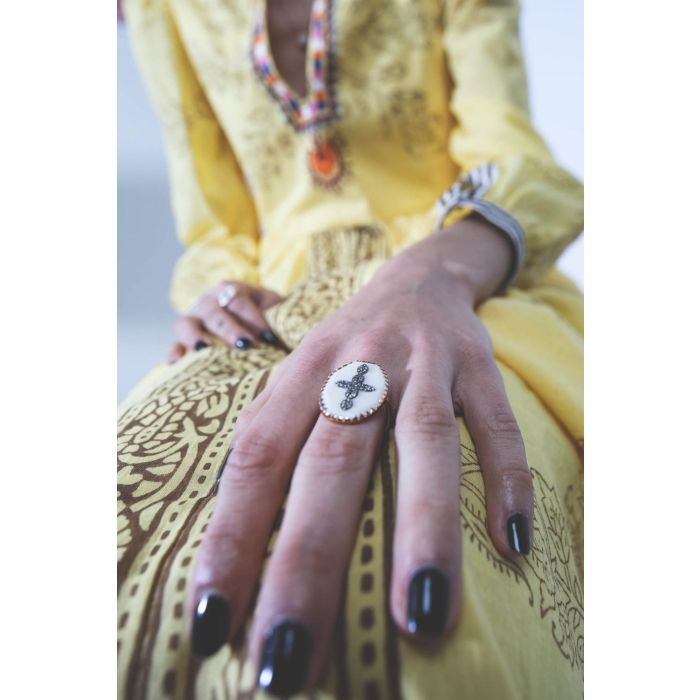 Robe longue manches longues en voile de coton jaune imprimé et brodé Alix of Bohemian. Porté avec des bijoux bohème. 