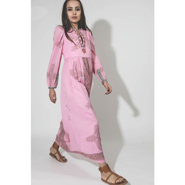 Robe longue manches longues en voile de coton imprimée rose Alix of Bohemian. Porté profil.  