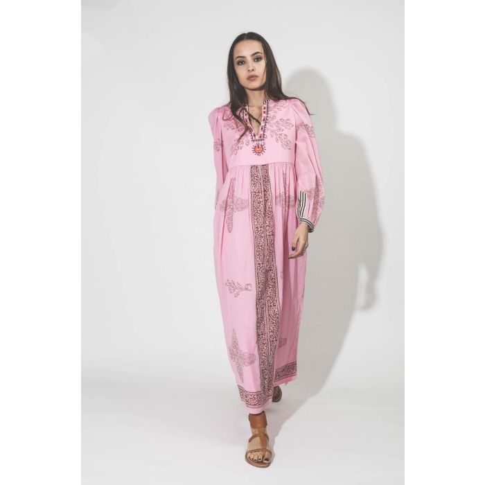 Robe longue manches longues en voile de coton imprimée rose Alix of Bohemian. Porté face. 