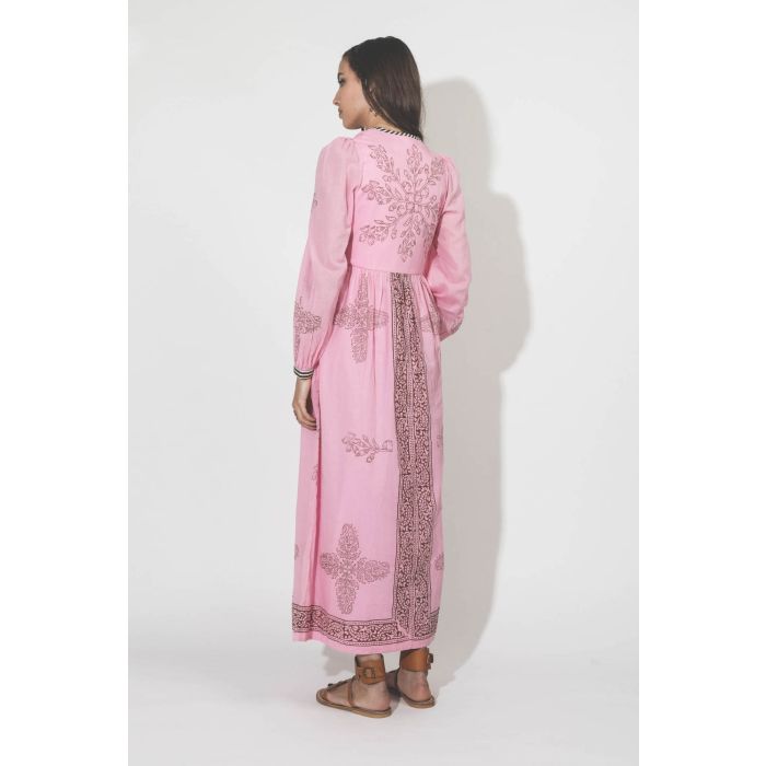 Robe longue manches longues en voile de coton imprimée rose Alix of Bohemian. Porté dos. 