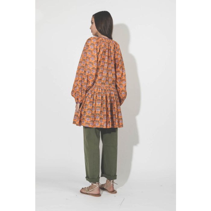 Robe courte manches longues en coton imprimé fleurs orange Sula Alix of Bohemain. Porté dos.
