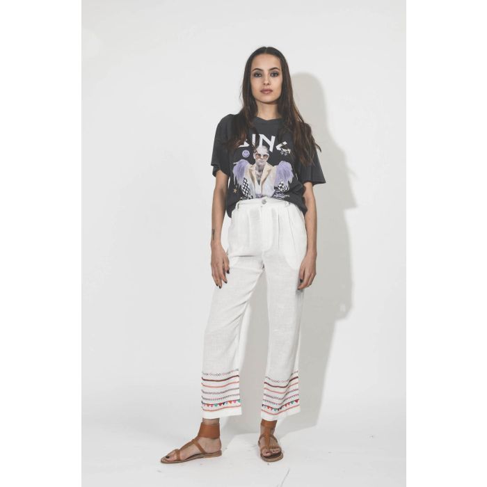 Pantalon en coton blanc bas de jambe brodé Alix of Bohemian. Porté Face.