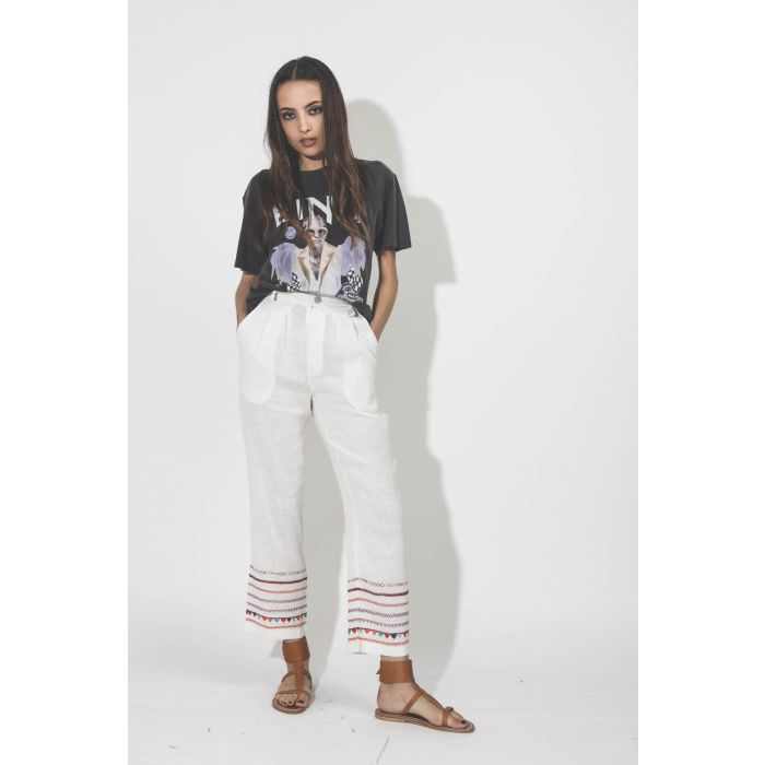 Pantalon en coton blanc bas de jambe brodé Alix of Bohemian. Porté avec un tee-shirt. 