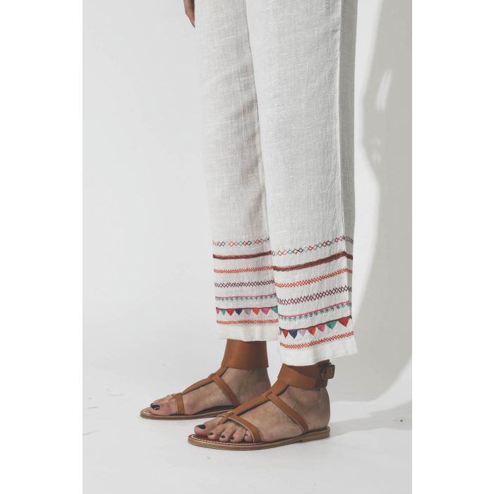 Pantalon en coton blanc bas de jambe brodé Alix of Bohemian. Détail bas de jambes.