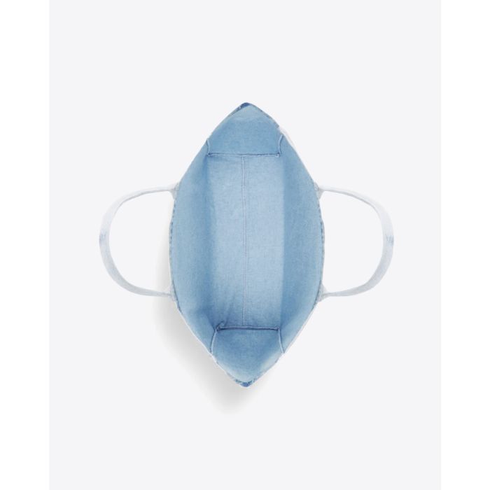 Cabas Leo Anine Bing en toile denim bleu clair et logo « ANINE BING » sur le devant. Détail de l'intérieur.