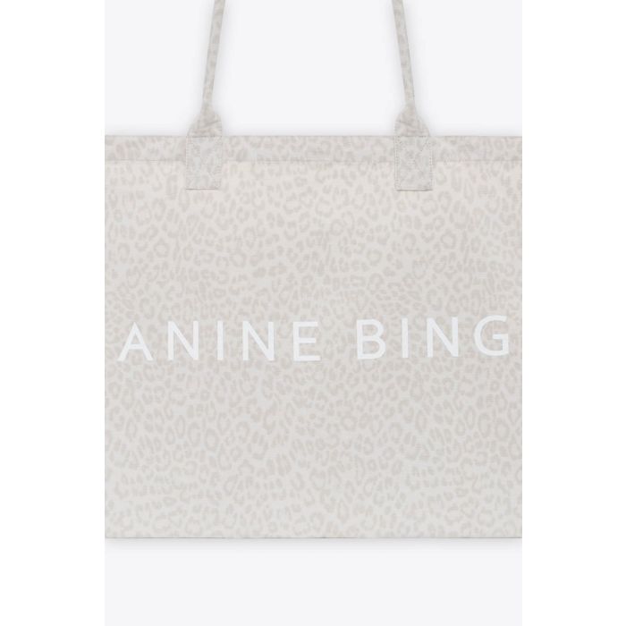 Cabas Leo Anine Bing en toile de coton imprimé léopard crème, logo « ANINE BING » devant. Détail du Logo.