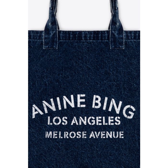 Sac cabas Leo Anine Bing en denim bleu foncé. Détail du logo blanc « ANINE BING Los Angeles Melrose avenue ».
