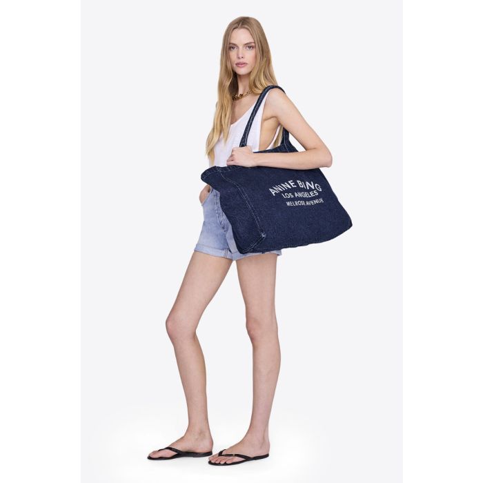 Sac cabas Leo Anine Bing en denim bleu foncé porté épaule.