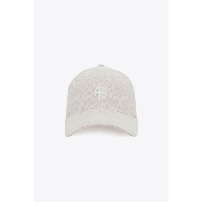 Casquette Jeremy Baseball Anine Bing en toile imprimé léopard crème et logo « AB » brodé blanc devant. Vue de face.