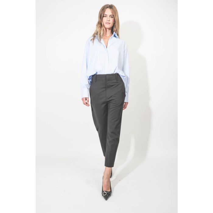 Chemise Essie Anine Bing en popeline de coton bleu ciel. Porté avec un pantalon noir Noah Isabel Marant.
