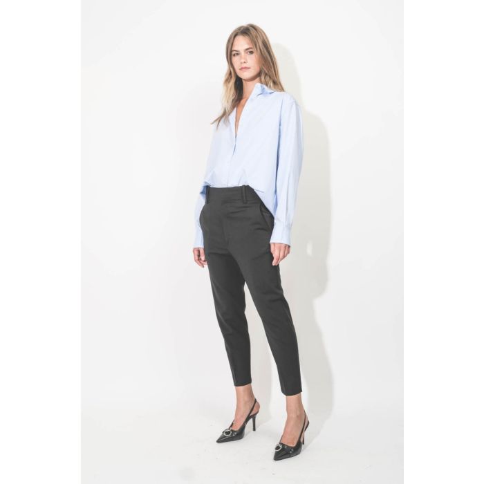 Chemise Essie Anine Bing en popeline de coton bleu ciel. Portée rentrée sur le devant. 