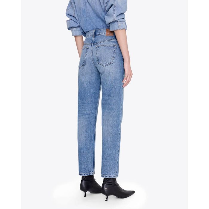 Jean taille haute ajusté Jane Anine Bing en denim bleu ciel délavage Cascade Blue, porté de dos.