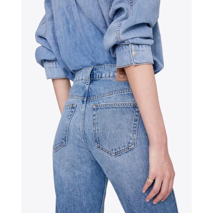 Jean taille haute ajusté Jane Anine Bing en denim bleu ciel délavage Cascade Blue, porté de dos taille haute.