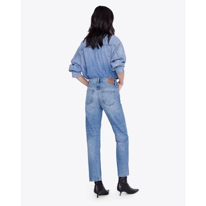 Jean taille haute ajusté Jane Anine Bing en denim bleu ciel délavage Cascade Blue, porté de dos avec une chemise en jean.