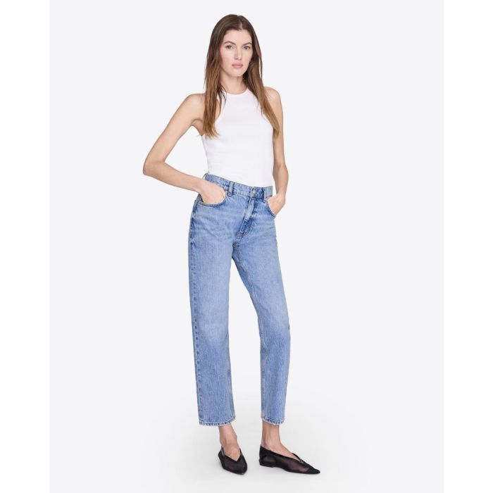 Jean Kate Anine Bing en denim bleu clair « Arbor blue », porté de face avec un débardeur blanc.
