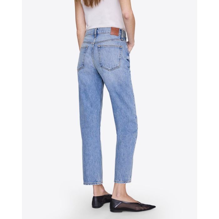 Jean Kate Anine Bing en denim bleu clair « Arbor blue », porté de dos.