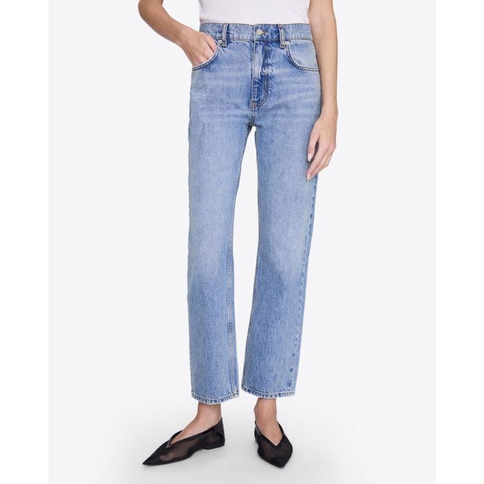 Jean Kate Anine Bing en denim bleu clair « Arbor blue », porté de face.