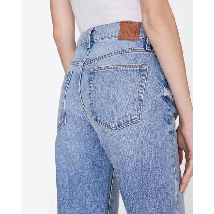 Jean Kate Anine Bing en denim bleu clair « Arbor blue ». Détail des poches dos.