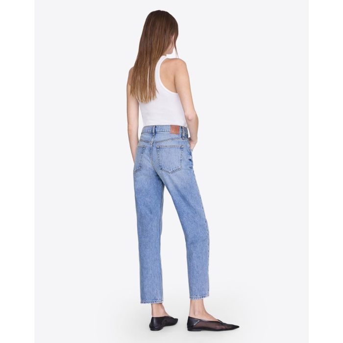 Jean Kate Anine Bing en denim bleu clair « Arbor blue », porté de dos avec un débardeur blanc.