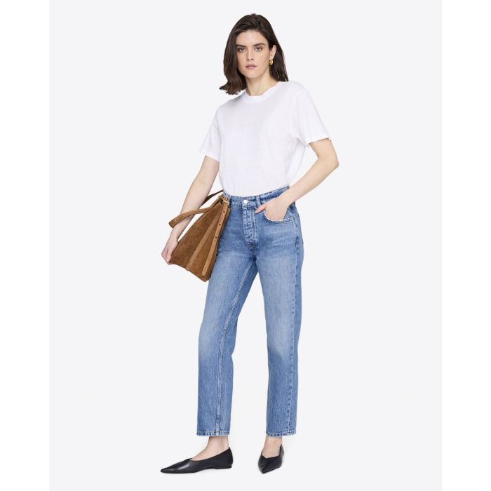 Jean taille haute ajusté Kate Anine Bing en denim bleu clair délavage Tidal, porté avec un T-shirt blanc.