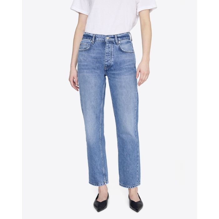 Jean taille haute ajusté Kate Anine Bing en denim bleu clair délavage Tidal, porté de face.