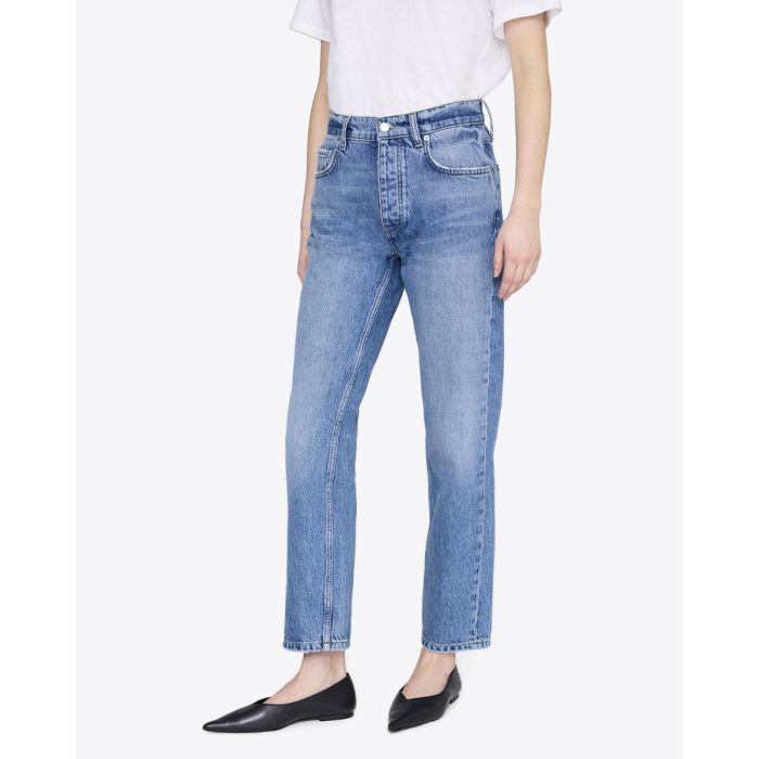 Jean taille haute ajusté Kate Anine Bing en denim bleu clair délavage Tidal, porté de profil.