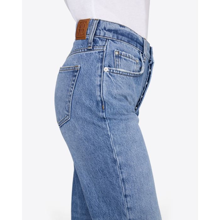 Jean taille haute ajusté Kate Anine Bing en denim bleu clair délavage Tidal, porté taille haute.