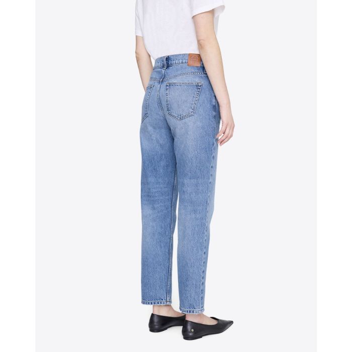 Jean taille haute ajusté Kate Anine Bing en denim bleu clair délavage Tidal, porté de dos.