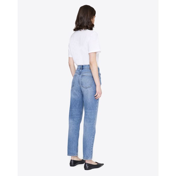Jean taille haute ajusté Kate Anine Bing en denim bleu clair délavage Tidal, porté de dos avec un tee-shirt blanc.