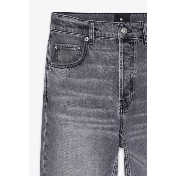 Jean taille haute Kate Anine Bing en denim gris délavé. Détail du délavage.