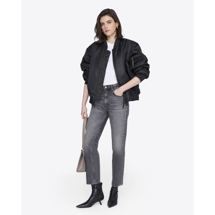 Jean taille haute Kate Anine Bing en denim gris délavé, porté de face avec un bomber.