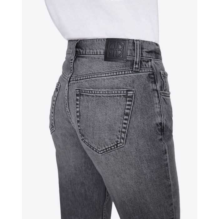 Jean taille haute Kate Anine Bing en denim gris délavé. Détail des poches arrières.