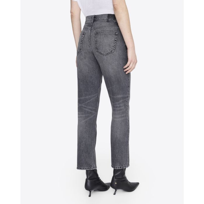 Jean taille haute Kate Anine Bing en denim gris délavé, porté de dos.
