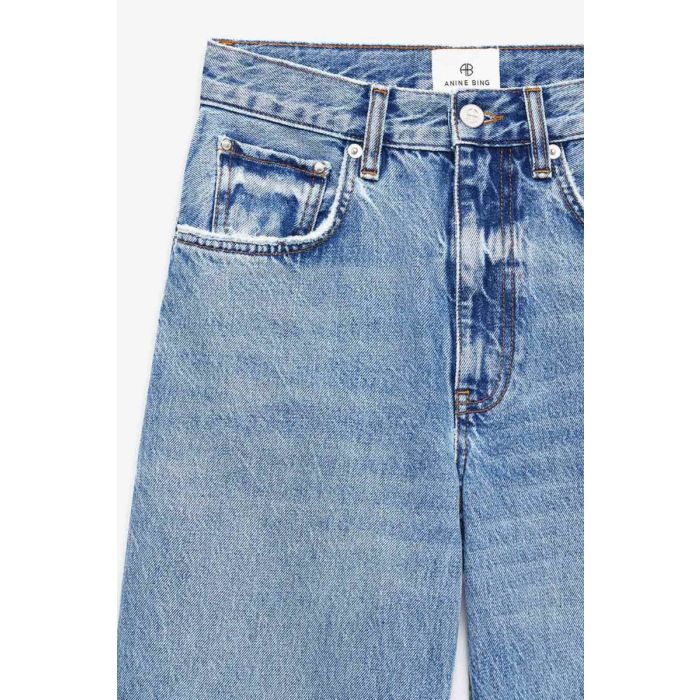 Jean évasé Lewis Anine Bing en denim bleu ciel (Caspian blue). Détail du délavage. 
