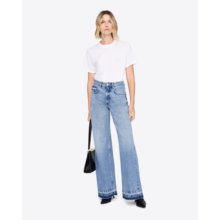Jean évasé Lewis Anine Bing en denim bleu ciel (Caspian blue), porté de face avec un T-shirt blanc.