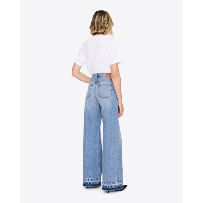 Jean évasé Lewis Anine Bing en denim bleu ciel (Caspian blue), porté de dos avec un T-shirt blanc.