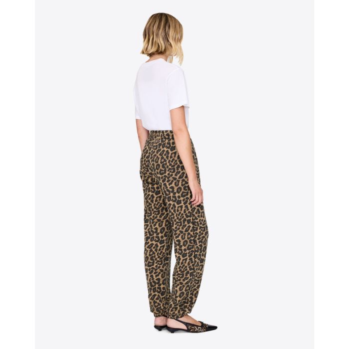 Pantalon de jogging Karter Anine Bing en coton imprimé léopard, porté de dos avec un tee-shirt blanc. 