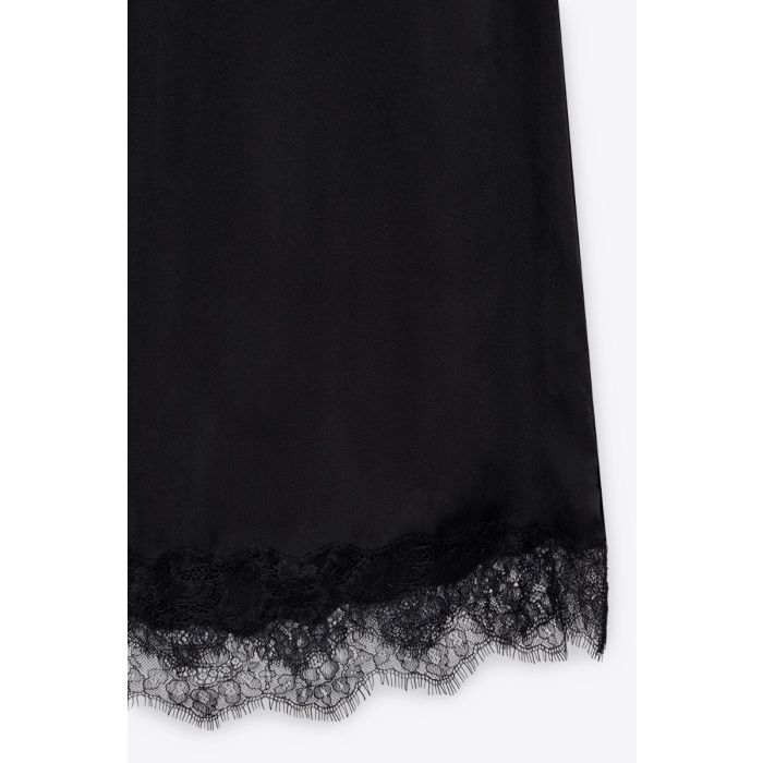 Jupe longue Shelby noire Anine Bing en satin et dentelle esprit lingerie. Détail de la dentelle noire.