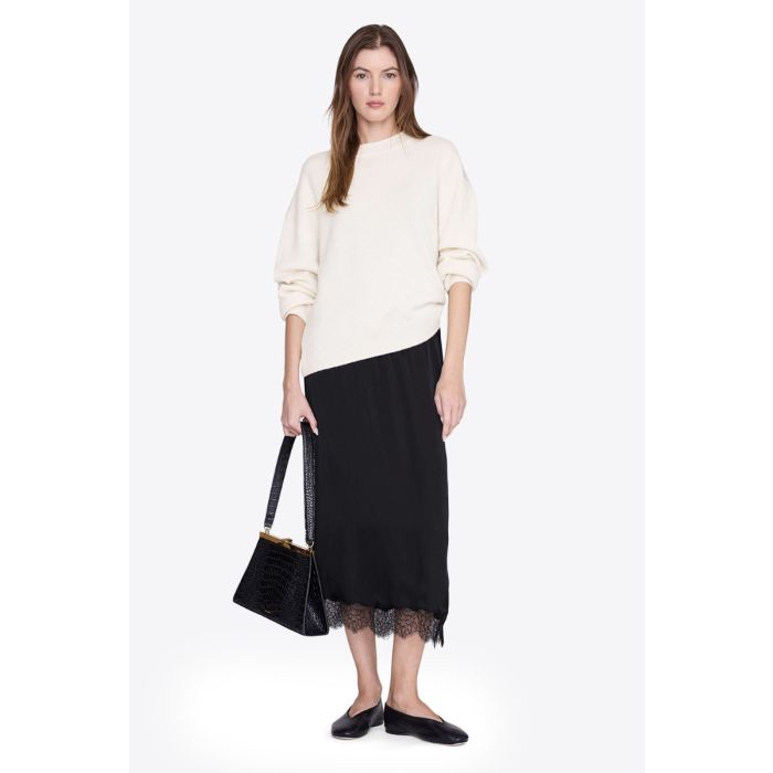 Jupe longue Shelby noire Anine Bing en satin et dentelle esprit lingerie portée de face avec un sweatshirt écru.