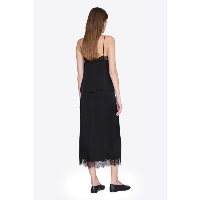 Jupe longue Shelby noire Anine Bing en satin et dentelle esprit lingerie portée de dos.