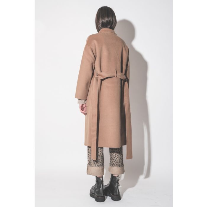 Manteau Dylan Anine Bing en laine et cachemire, coloris camel, porté ouvert de dos.