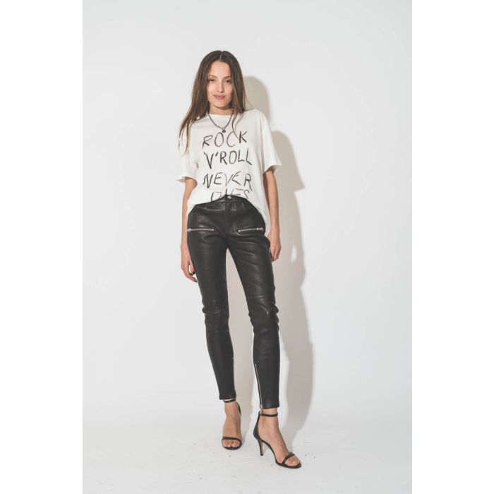 Pantalon skinny en cuir noir avec des zips aux poches et bas de jambes Remy Anine Bing. Porté de face.